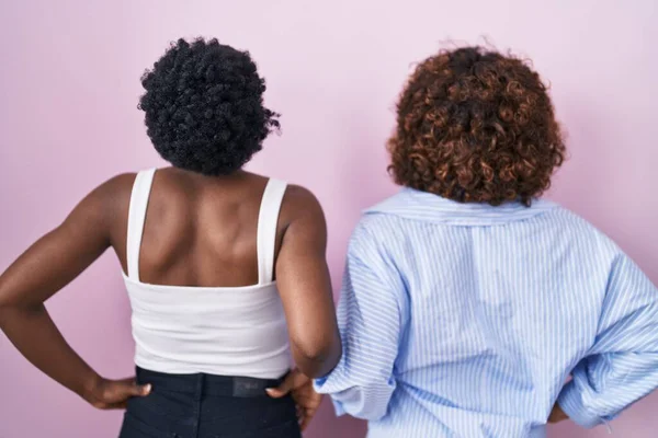 Δύο Γυναίκες Από Την Αφρική Στέκονται Πάνω Από Ροζ Φόντο — Φωτογραφία Αρχείου