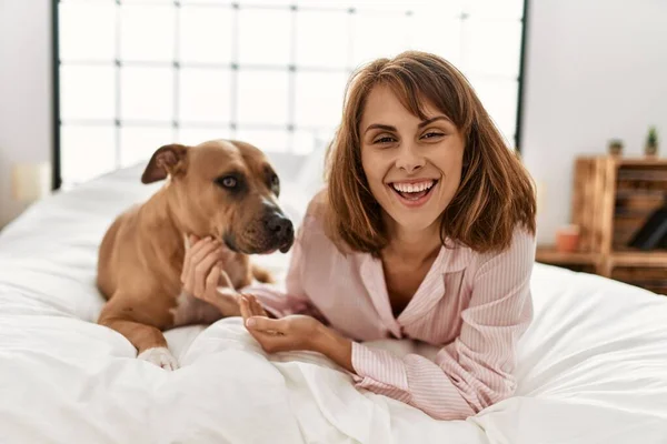 Beyaz Kadın Yatakta Köpekle Birlikte Kendinden Emin Bir Şekilde Gülümsüyor — Stok fotoğraf