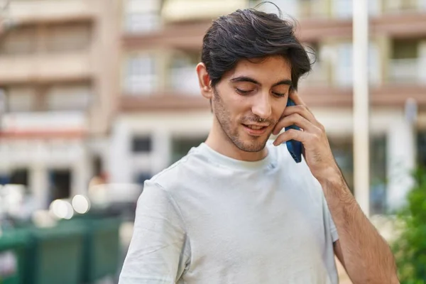 Fiatal Spanyol Férfi Beszél Okostelefonon Nyugodt Kifejezés Utcán — Stock Fotó