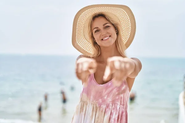 Young Blonde Woman Tourist Smiling Confident Pointing Fingers Seaside — ストック写真