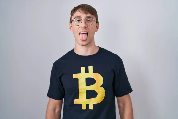 Blanke Blonde Man Draagt Bitcoin Shirt Steken Tong Uit Blij — Stockfoto