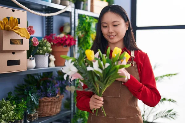 Çiçekçide Elinde Bir Buket Çiçek Tutan Çinli Bir Kadın — Stok fotoğraf