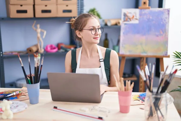 Young Caucasian Woman Artist Smiling Confident Using Laptop Art Studio — 图库照片