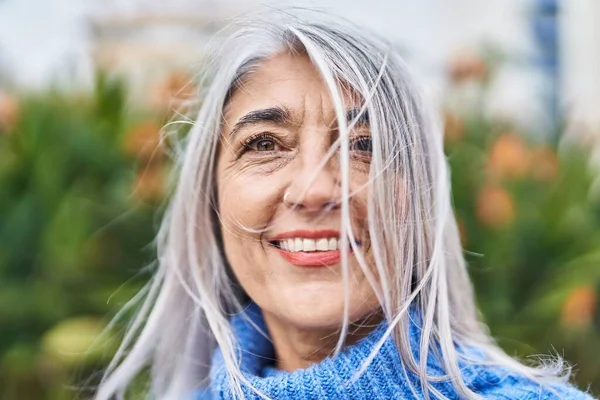 Mujer Pelo Gris Mediana Edad Sonriendo Confiada Pie Parque —  Fotos de Stock