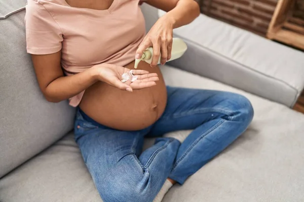 Mujer Latina Joven Embarazada Aplicando Loción Crema Vientre Piel Casa — Foto de Stock
