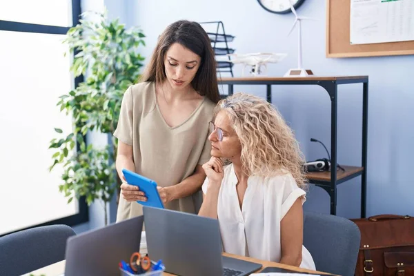 Dua Pekerja Perempuan Menggunakan Laptop Dan Touchpad Kantor — Stok Foto