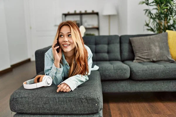 Young Caucasian Woman Talking Smartphone Lying Sofa Home — Stok fotoğraf