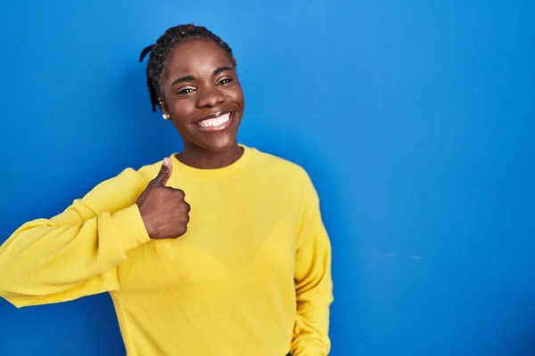 Mulher Negra Bonita Sobre Fundo Azul Fazendo Polegares Felizes Gesto — Fotografia de Stock