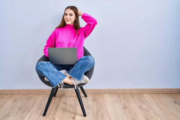 Fiatal Spanyol Lány Dolgozik Számítógépes Laptop Mosolygós Magabiztos Megható Haj — Stock Fotó