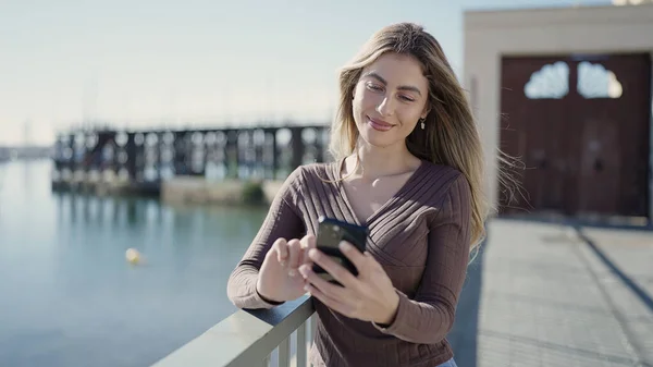 Young Blonde Woman Smiling Confident Using Smartphone Seaside — ストック写真