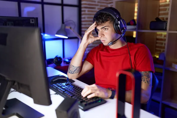 若いヒスパニック系の男ストリーマーゲームルームでコンピュータを使用して強調 — ストック写真