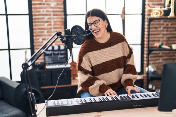 Jonge Spaanse Vrouw Muzikant Zingen Lied Spelen Piano Toetsenbord Muziekstudio — Stockfoto