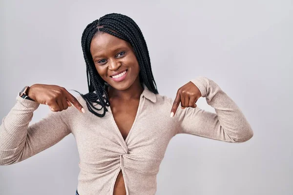 Afrikaanse Vrouw Met Vlechten Staan Witte Achtergrond Kijken Zelfverzekerd Met — Stockfoto