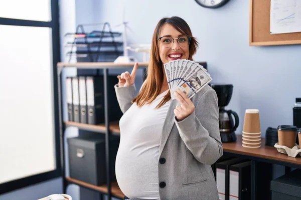 Těhotná Žena Držící Dolary Kanceláři Překvapena Nápadem Nebo Otázkou Ukazující — Stock fotografie