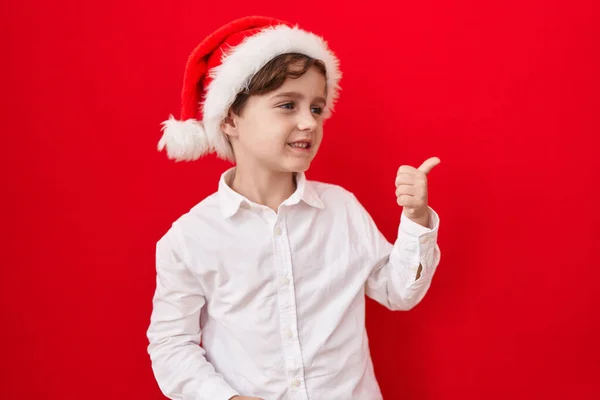 Petit Garçon Caucasien Portant Chapeau Noël Sur Fond Rouge Pointant — Photo