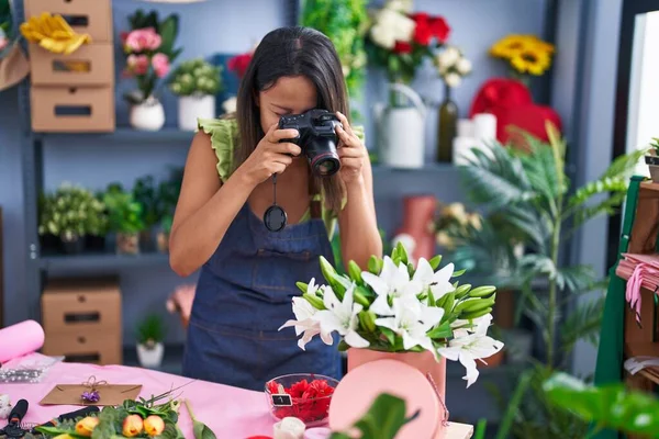 Young Hispanic Woman Florist Smiling Confident Make Photo Camera Florist — Stockfoto