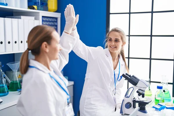 Duas Mulheres Cientistas Cinco Com Mãos Levantadas Laboratório — Fotografia de Stock