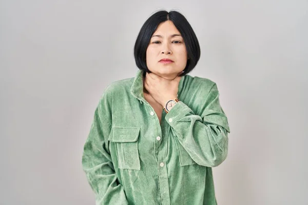 Mladá Asijská Žena Stojící Nad Bílým Pozadím Dotýkající Bolestivého Krku — Stock fotografie
