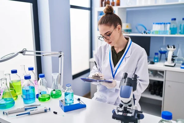 Ung Kvinnlig Forskare Mäter Flytande Skrift Dokument Laboratorium — Stockfoto