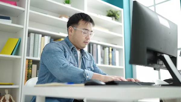 Junger Chinese Studiert Mit Computer Bibliothek — Stockfoto