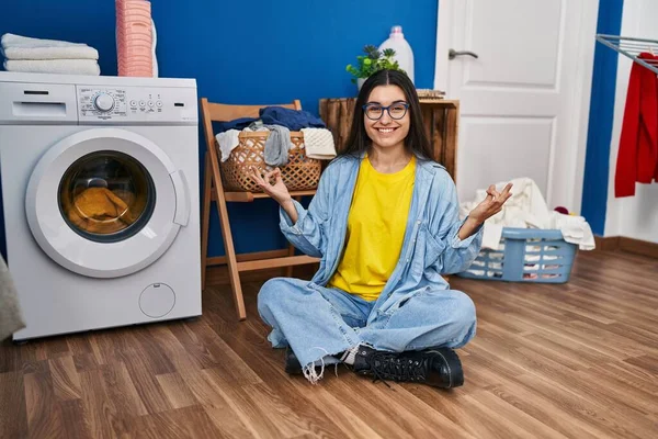 Young Hispanic Woman Doing Yoga Exercise Waiting Washing Machine Laundry — Stock Photo, Image
