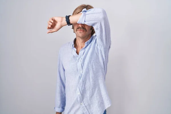 Caucasian Man Mustache Standing White Background Covering Eyes Arm Looking — Stock Photo, Image