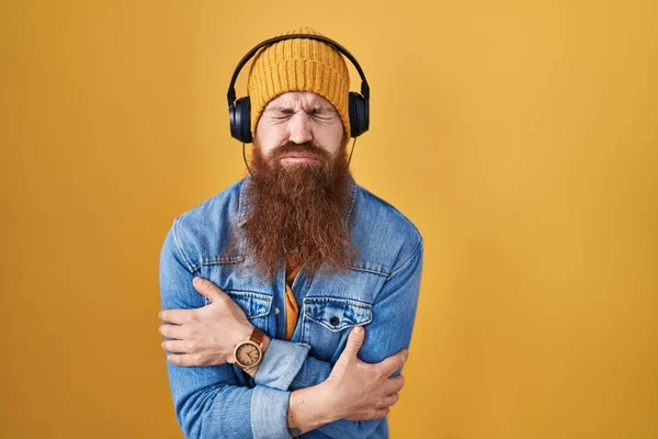 Καυκάσιος Άνδρας Μακριά Γενειάδα Που Ακούει Μουσική Ακουστικά Που Τρέμουν — Φωτογραφία Αρχείου