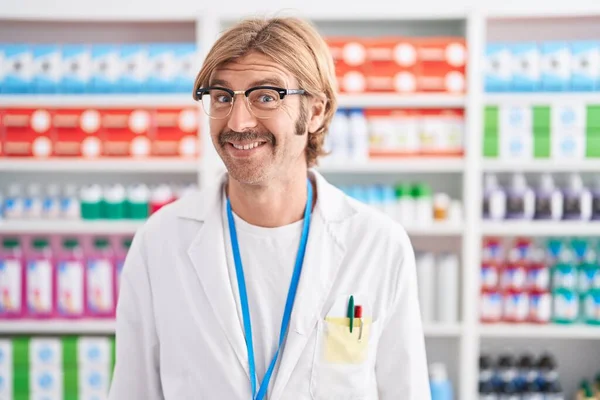 Hombre Caucásico Con Bigote Trabajando Farmacia Droguería Sonriendo Mirando Lado — Foto de Stock