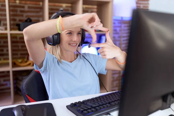 Jovem Caucasiana Jogando Videogames Usando Fones Ouvido Sorrindo Fazendo Moldura — Fotografia de Stock