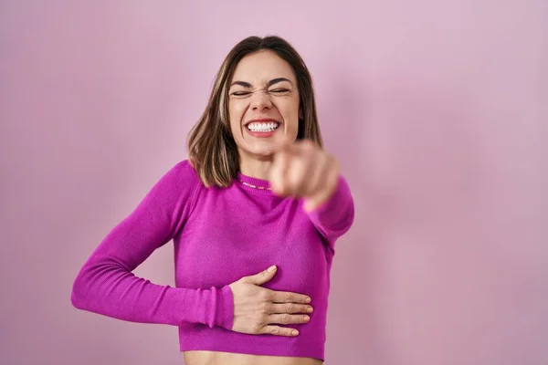 Hispanic Woman Standing Pink Background Laughing You Pointing Finger Camera — Foto de Stock