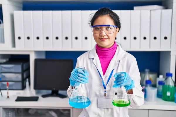 Mladá Asiatka Pracující Laboratoři Vědců Uvolnila Vážným Výrazem Tváři Jednoduchý — Stock fotografie