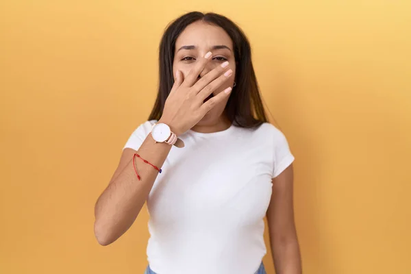 Mladá Arabka Neformální Bílé Tričko Žlutém Pozadí Znuděně Zívla Unaveně — Stock fotografie