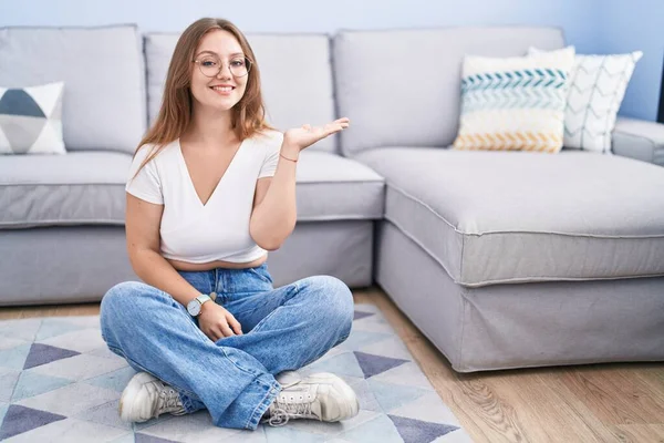 Young Caucasian Woman Sitting Floor Living Room Smiling Cheerful Presenting — Stock Photo, Image