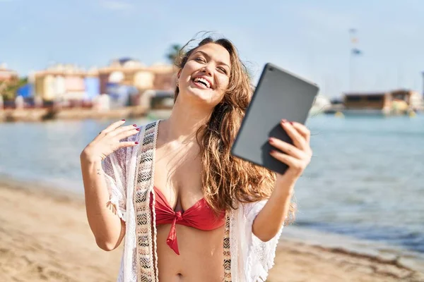 Young Beautiful Hispanic Woman Tourist Wearing Bikini Having Video Call — Foto Stock