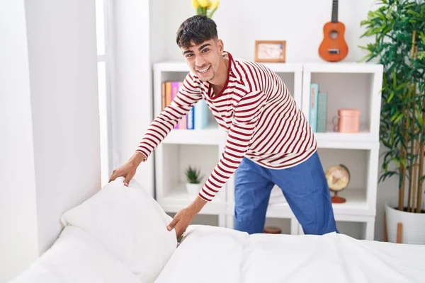Genç Spanyol Adam Gülümsüyor Yatak Odasında Kendine Güvenen — Stok fotoğraf