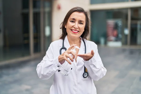 Mulher Meia Idade Vestindo Uniforme Médico Usando Mãos Gel Desinfetante — Fotografia de Stock