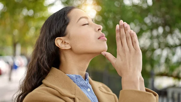 Молода Красива Іспанська Жінка Молиться Закритими Очима Парку — стокове фото