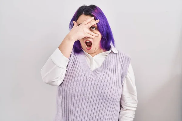 Size Woman Wit Purple Hair Standing White Background Espreitando Choque — Fotografia de Stock