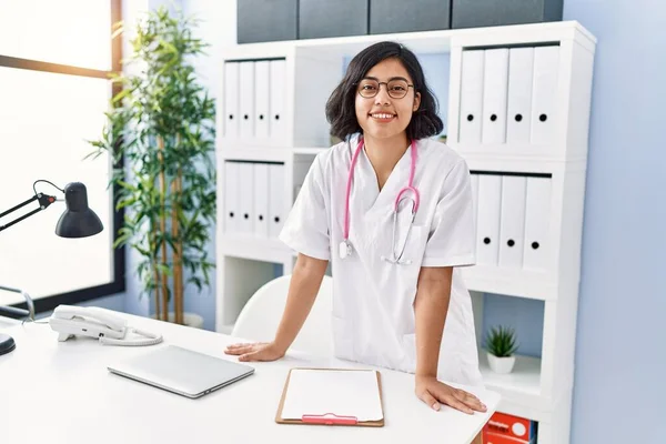 Young Latin Woman Wearing Doctor Uniform Standing Clinic — Stock fotografie