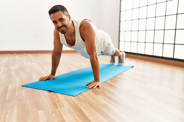 Young Hispanic Man Smiling Confident Training Abs Exercise Sport Center — Stock Photo, Image
