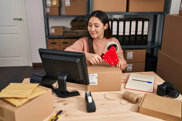 Young Hispanic Woman Ecommerce Business Worker Packing Carboard Box Office — Φωτογραφία Αρχείου