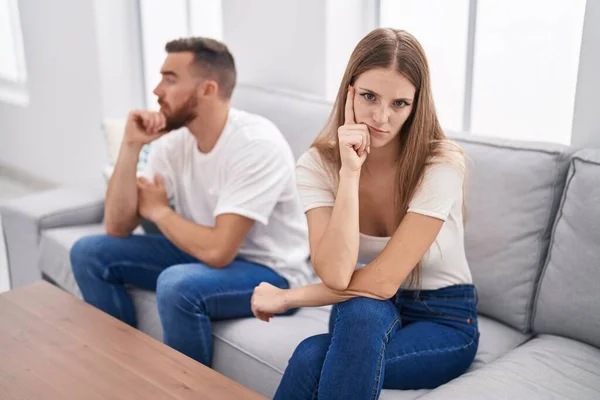 男と女は家でソファに座って議論のために強調 — ストック写真