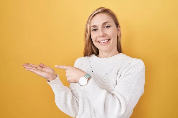 Junge Kaukasische Frau Trägt Weißen Pullover Über Gelbem Hintergrund Erstaunt — Stockfoto