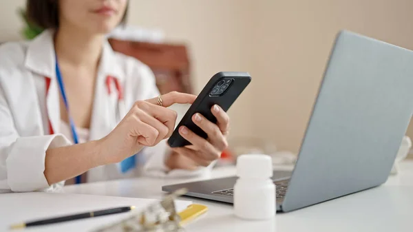 Mujer Joven Caucásica Médico Usando Teléfono Inteligente Trabajando Clínica —  Fotos de Stock