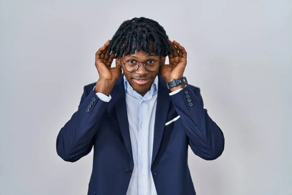 Joven Hombre Africano Con Rastas Con Chaqueta Negocios Sobre Fondo — Foto de Stock