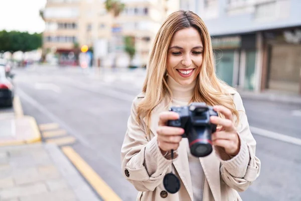 Young Blonde Woman Smiling Confident Using Professional Camera Street — Stok Foto