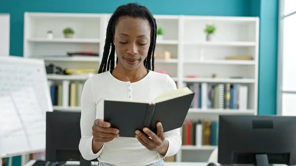 アフリカ系アメリカ人女性大学の教室に立つ本を読む学生 — ストック写真