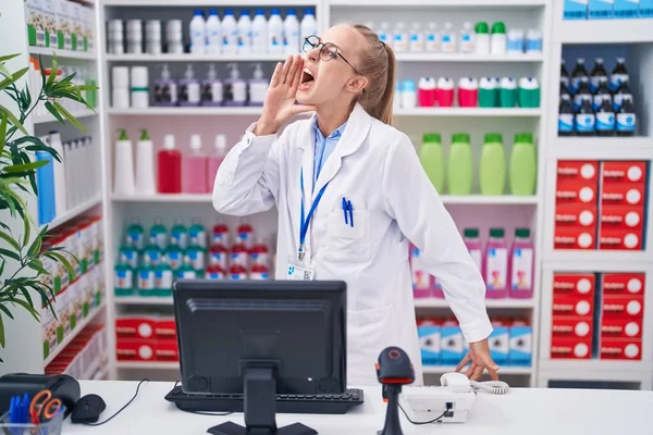 Mulher Branca Jovem Trabalhando Farmácia Farmácia Farmácia Gritando Gritando Alto — Fotografia de Stock