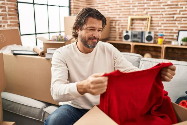 Middle Age Man Smiling Confident Unpacking Cardboard Box New Home — Stock Photo, Image