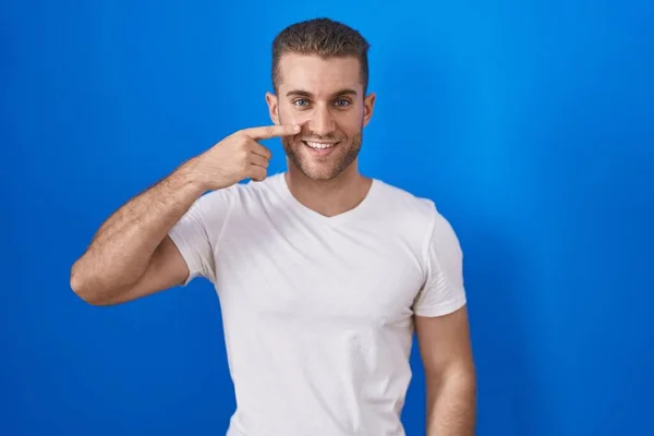 Jeune Homme Caucasien Debout Sur Fond Bleu Pointant Avec Doigt — Photo